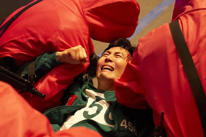 成奇勳質問著士兵為何讓他活著,卻殺死其他反抗的玩家。 成奇勳質問著士兵為何讓他活著,卻殺死其他反抗的玩家。