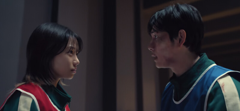 藍隊的李名器與紅隊金純熙交換身份,表示過關後會回來保護她。 藍隊的李名器與紅隊金純熙交換身份,表示過關後會回來保護她。