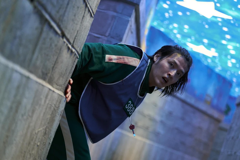 被 456 號鎖定的 388 號在迷宮中到處逃竄。 被 456 號鎖定的 388 號在迷宮中到處逃竄。