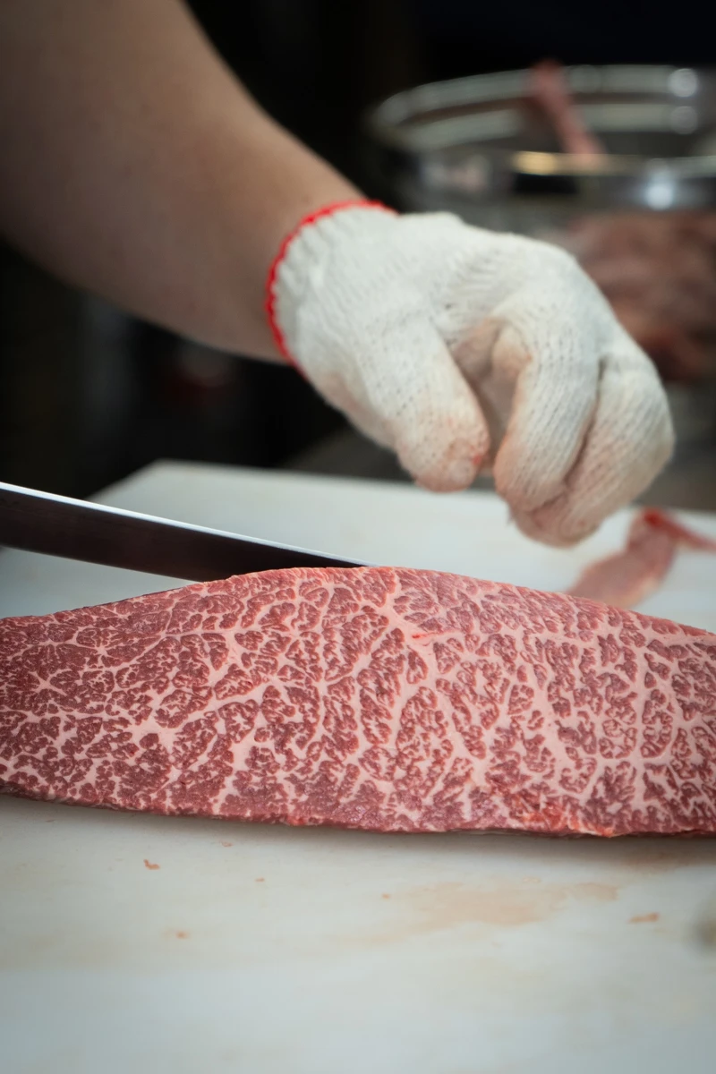 伊藤牧場的松阪牛熔點低，因此在分切時需要快速、精準。