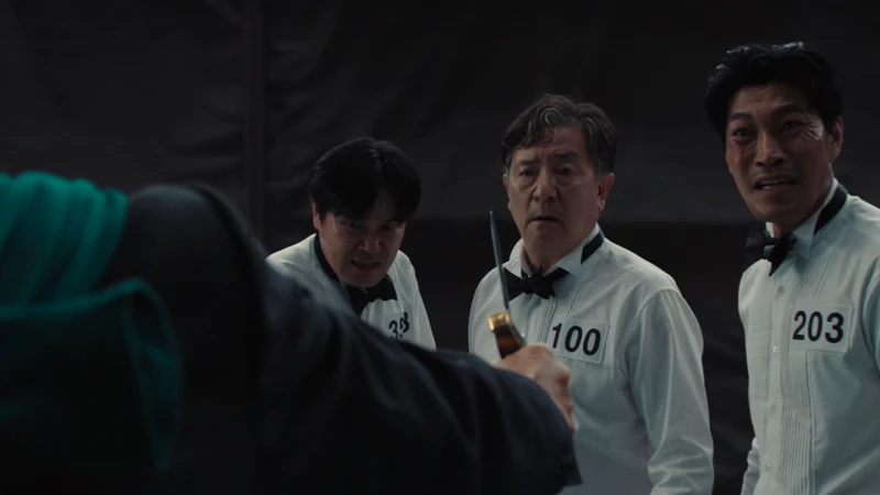 456 號的刀打破權力關係,讓支持遊戲方的人陷入混亂。 456 號的刀打破權力關係,讓支持遊戲方的人陷入混亂。