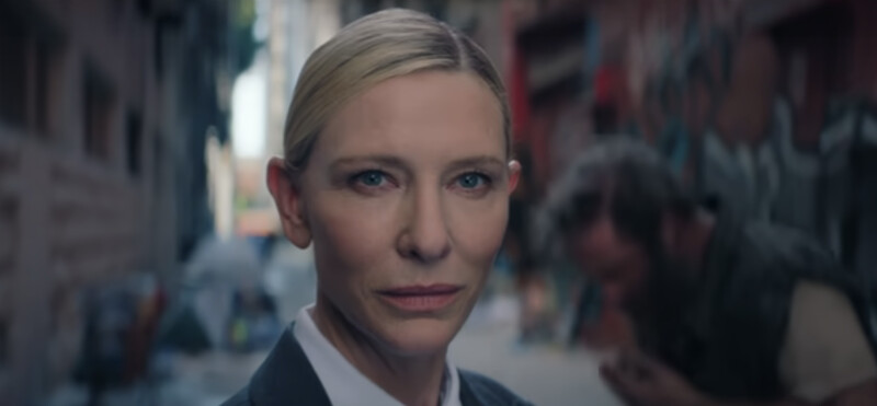 凱特布蘭琪驚喜客串,是洛杉磯魷魚遊戲的招募員。 凱特布蘭琪驚喜客串,是洛杉磯魷魚遊戲的招募員。