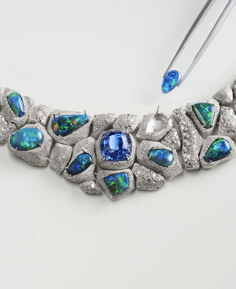 Flowing Curves 18K 白金藍寶石蛋白石項鍊