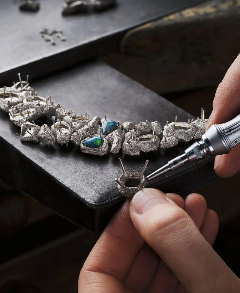 Flowing Curves 18K 白金藍寶石蛋白石項鍊