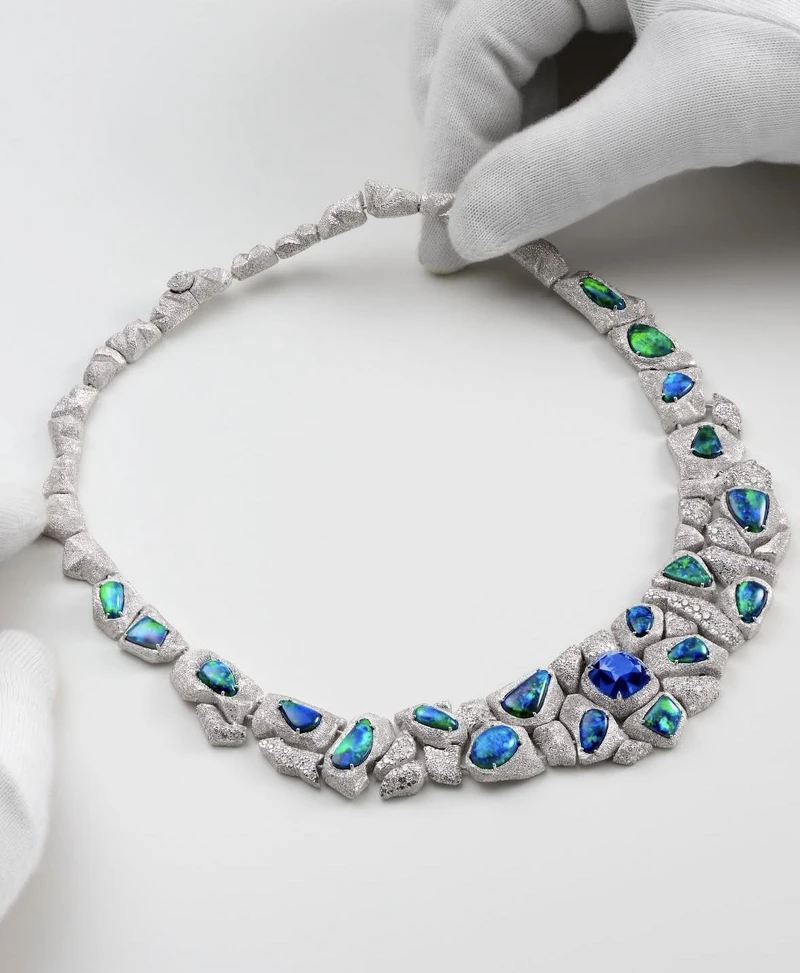 Flowing Curves 18K 白金藍寶石蛋白石項鍊