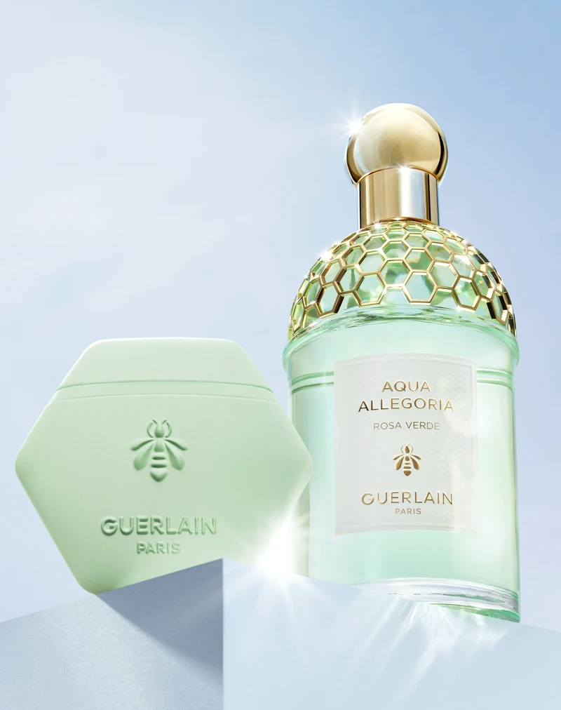 嬌蘭花草水語夏沁玫瑰淡香水與護手霜情境圖。 嬌蘭花草水語夏沁玫瑰淡香水與護手霜情境圖。