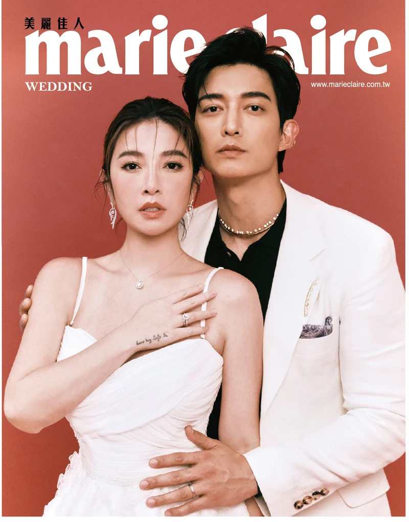 維恩:Vela Twisted 白K金鑽石耳環、Joy 鉑金鑽石項鍊、Vela Halo 鉑金鑲鑽戒指、Love Satin Finish 玫瑰金結婚對戒,all by Hearts On Fire;白色細肩造型洋裝,Self Portrait。家梁:Barre Floating 黃K金鑽石耳骨夾、Barre Floating 黃K金鑽石項鍊、Barre Floating 黃K金鑽石胸針、Love Chevron 鉑金玫瑰金結婚對戒,all by Hearts On Fire;白色西裝外套、深藍色針織 Polo 衫,all by Brunello Cucinelli。 維恩:Vela Twisted 白K金鑽石耳環、Joy 鉑金鑽石項鍊、Vela Halo 鉑金鑲鑽戒指、Love Satin Finish 玫瑰金結婚對戒,all by Hearts On Fire;白色細肩造型洋裝,Self Portrait。家梁:Barre Floating 黃K金鑽石耳骨夾、Barre Floating 黃K金鑽石項鍊、Barre Floating 黃K金鑽石胸針、Love Chevron 鉑金玫瑰金結婚對戒,all by Hearts On Fire;白色西裝外套、深藍色針織 Polo 衫,all by Brunello Cucinelli。