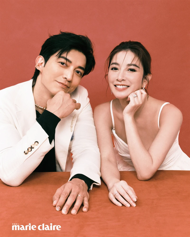 維恩:Vela Twisted 白K金鑽石耳環、Joy 鉑金鑽石項鍊、Vela Halo 鉑金鑲鑽戒指、Love Satin Finish 玫瑰金結婚對戒、Love Chevron 鉑金玫瑰金結婚對戒,all by Hearts On Fire;白色細肩造型洋裝,Self Portrait。家梁:Barre Floating 黃K金鑽石耳骨夾、Barre Floating 黃K金鑽石項鍊、Barre Floating 黃K金鑽石胸針、Love Chevron 鉑金玫瑰金結婚對戒,all by Hearts On Fire;白色西裝外套、深藍色針織 Polo 衫,all by Brunello Cucinelli。 維恩:Vela Twisted 白K金鑽石耳環、Joy 鉑金鑽石項鍊、Vela Halo 鉑金鑲鑽戒指、Love Satin Finish 玫瑰金結婚對戒、Love Chevron 鉑金玫瑰金結婚對戒,all by Hearts On Fire;白色細肩造型洋裝,Self Portrait。家梁:Barre Floating 黃K金鑽石耳骨夾、Barre Floating 黃K金鑽石項鍊、Barre Floating 黃K金鑽石胸針、Love Chevron 鉑金玫瑰金結婚對戒,all by Hearts On Fire;白色西裝外套、深藍色針織 Polo 衫,all by Brunello Cucinelli。