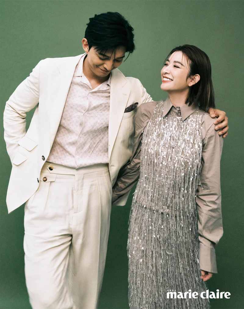 維恩:駝色亮片流蘇背心、駝色襯衫、駝色亮片流蘇長裙,all by Brunello Cucinelli。家梁:米色西裝外套、印花襯衫、米色西裝褲,all by Brunello Cucinelli。 維恩:駝色亮片流蘇背心、駝色襯衫、駝色亮片流蘇長裙,all by Brunello Cucinelli。家梁:米色西裝外套、印花襯衫、米色西裝褲,all by Brunello Cucinelli。