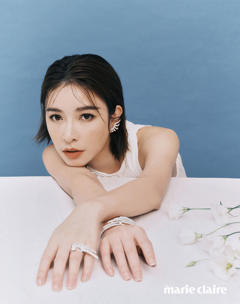 Vela 白K金法式鑲嵌鑽石耳環、Vela Crossover 白K金法式鑲嵌鑲滿鑽項鍊、Vela 白K金法式鑲嵌鑽石手鐲、Vela Solitaire 鉑金鑲鑽戒指、Vela 白K金法式鑲嵌鑽石戒指,all by Hearts On Fire;白色壓褶背心,Loewe。 Vela 白K金法式鑲嵌鑽石耳環、Vela Crossover 白K金法式鑲嵌鑲滿鑽項鍊、Vela 白K金法式鑲嵌鑽石手鐲、Vela Solitaire 鉑金鑲鑽戒指、Vela 白K金法式鑲嵌鑽石戒指,all by Hearts On Fire;白色壓褶背心,Loewe。