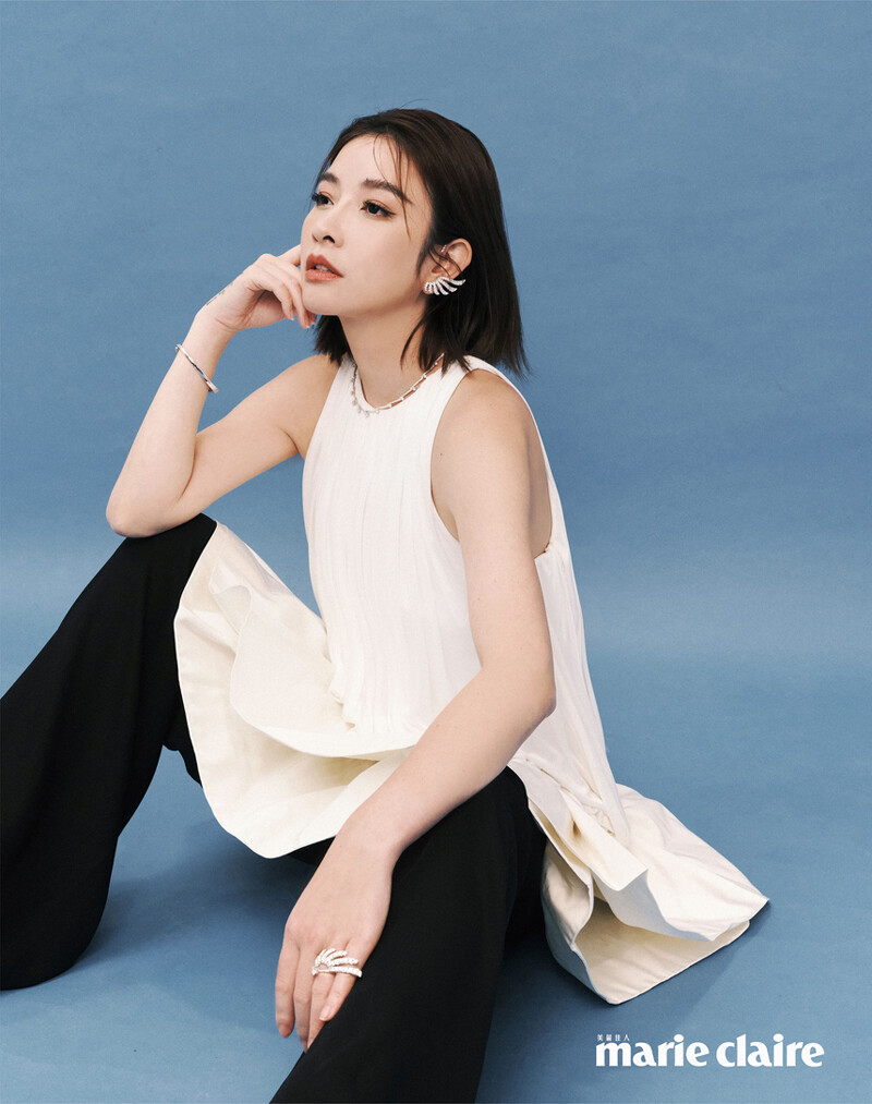 Vela 白K金法式鑲嵌鑽石耳環、Vela Crossover 白K金法式鑲嵌鑲滿鑽項鍊、Vela 白K金法式鑲嵌鑽石手鐲 、Vela 白K金法式鑲嵌鑽石戒指,all by Hearts On Fire;白色壓褶背心,Loewe。 Vela 白K金法式鑲嵌鑽石耳環、Vela Crossover 白K金法式鑲嵌鑲滿鑽項鍊、Vela 白K金法式鑲嵌鑽石手鐲 、Vela 白K金法式鑲嵌鑽石戒指,all by Hearts On Fire;白色壓褶背心,Loewe。