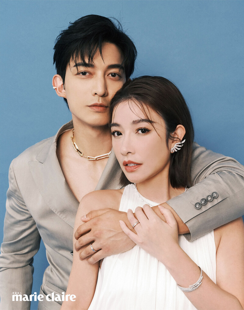 維恩:Vela 白K金法式鑲嵌鑽石耳環、Vela Crossover 白K金法式鑲嵌鑲滿鑽項鍊、Vela 白K金法式鑲嵌鑽石手鐲 、Love Chevron 鉑金玫瑰金結婚對戒,all by Hearts On Fire;白色壓褶背心,Loewe。家梁:Inside/Out Flip 黃K金鑽石耳骨夾、Inside/Out Link 黃K金鑽石項鍊、Love Chevron 鉑金玫瑰金結婚對戒,all by Hearts On Fire;灰色西裝外套, Brunello Cucinelli。 維恩:Vela 白K金法式鑲嵌鑽石耳環、Vela Crossover 白K金法式鑲嵌鑲滿鑽項鍊、Vela 白K金法式鑲嵌鑽石手鐲 、Love Chevron 鉑金玫瑰金結婚對戒,all by Hearts On Fire;白色壓褶背心,Loewe。家梁:Inside/Out Flip 黃K金鑽石耳骨夾、Inside/Out Link 黃K金鑽石項鍊、Love Chevron 鉑金玫瑰金結婚對戒,all by Hearts On Fire;灰色西裝外套, Brunello Cucinelli。