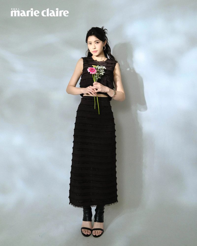 棕色流蘇背心、棕色流蘇半身裙，both by H&M；黑色高跟靴，Charles&Keith。