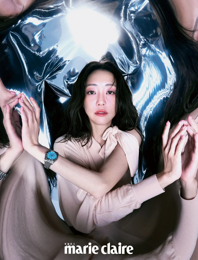 粉色不對稱針織連身裙,Ferragamo;BLACK BAY 54「湖水藍款」,Tudor。 粉色不對稱針織連身裙,Ferragamo;BLACK BAY 54「湖水藍款」,Tudor。