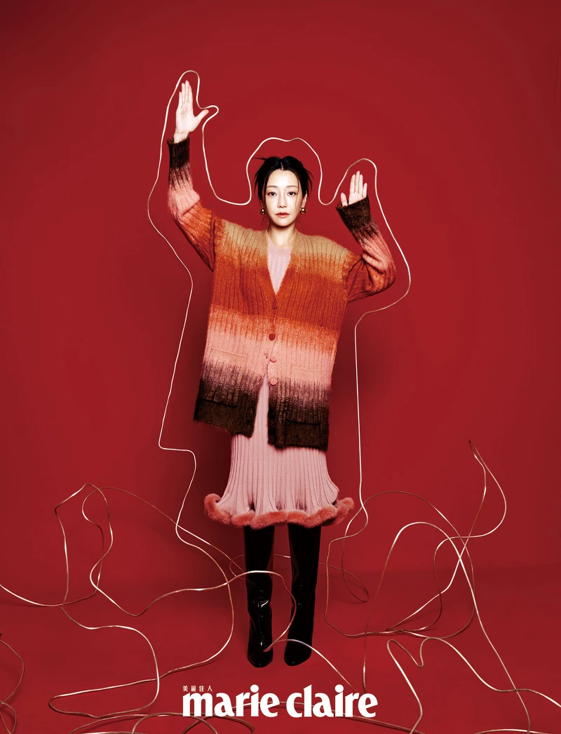 漸層羊毛開襟毛衣、粉色毛絨洋裝、漸層羊毛開襟毛衣、黑色亮面過膝長靴、金屬球形耳飾,all by Fendi。 漸層羊毛開襟毛衣、粉色毛絨洋裝、漸層羊毛開襟毛衣、黑色亮面過膝長靴、金屬球形耳飾,all by Fendi。