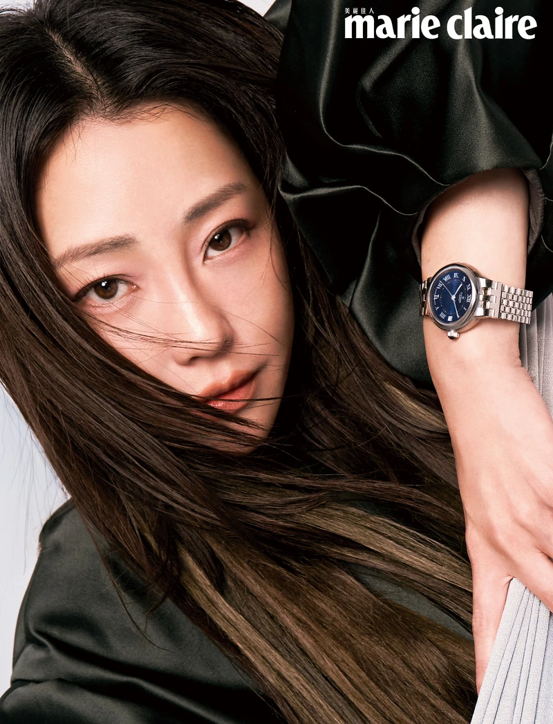 墨綠絲緞立體澎袖上衣、窄版金屬腰帶金屬球形耳飾,all by Fendi; CLAIR DE ROSE「帝舵藍款」,Tudor。 墨綠絲緞立體澎袖上衣、窄版金屬腰帶金屬球形耳飾,all by Fendi; CLAIR DE ROSE「帝舵藍款」,Tudor。