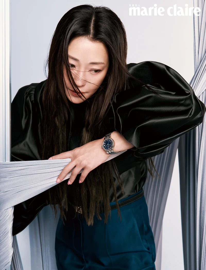 墨綠絲緞立體澎袖上衣、藍色絲緞高腰長褲、窄版金屬腰帶金屬球形耳飾,all by Fendi;CLAIR DE ROSE「帝舵藍款」,Tudor。 墨綠絲緞立體澎袖上衣、藍色絲緞高腰長褲、窄版金屬腰帶金屬球形耳飾,all by Fendi;CLAIR DE ROSE「帝舵藍款」,Tudor。