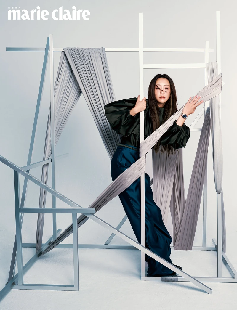 墨綠絲緞立體澎袖上衣、藍色絲緞高腰長褲、窄版金屬腰帶金屬球形耳飾、黑色亮面過膝長靴,all by Fendi;CLAIR DE ROSE「帝舵藍款」,Tudor。 墨綠絲緞立體澎袖上衣、藍色絲緞高腰長褲、窄版金屬腰帶金屬球形耳飾、黑色亮面過膝長靴,all by Fendi;CLAIR DE ROSE「帝舵藍款」,Tudor。