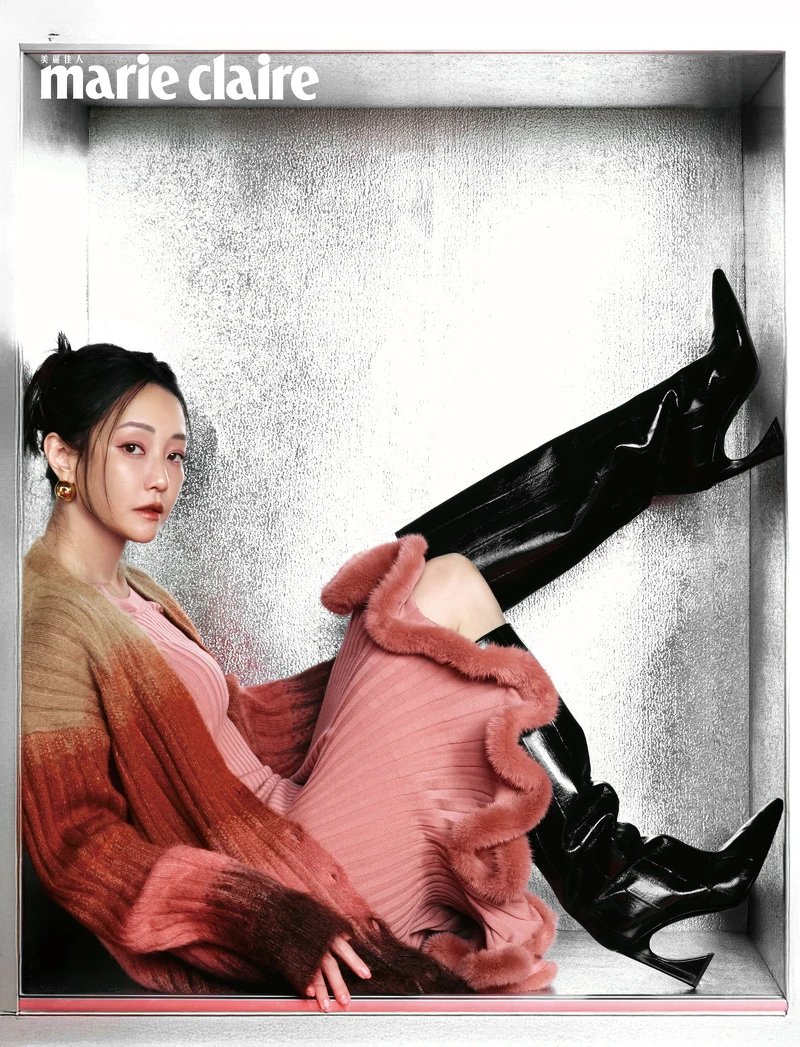 漸層羊毛開襟毛衣、粉色毛絨洋裝、漸層羊毛開襟毛衣、黑色亮面過膝長靴、金屬球形耳飾,all by Fendi。 漸層羊毛開襟毛衣、粉色毛絨洋裝、漸層羊毛開襟毛衣、黑色亮面過膝長靴、金屬球形耳飾,all by Fendi。