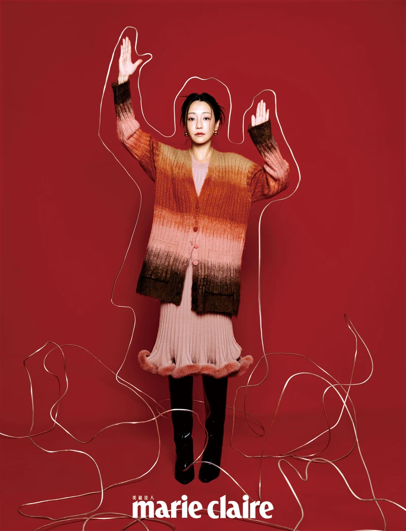 漸層羊毛開襟毛衣、粉色毛絨洋裝、漸層羊毛開襟毛衣、黑色亮面過膝長靴、金屬球形耳飾,all by Fendi。漸層羊毛開襟毛衣、粉色毛絨洋裝、漸層羊毛開襟毛衣、黑色亮面過膝長靴、金屬球形耳飾,all by Fendi。 漸層羊毛開襟毛衣、粉色毛絨洋裝、漸層羊毛開襟毛衣、黑色亮面過膝長靴、金屬球形耳飾,all by Fendi。漸層羊毛開襟毛衣、粉色毛絨洋裝、漸層羊毛開襟毛衣、黑色亮面過膝長靴、金屬球形耳飾,all by Fendi。