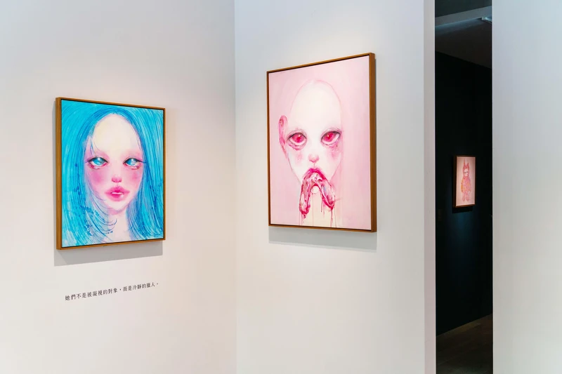 聚焦「視線的權力反轉」,挑戰傳統觀看架構,角色不再是被動的肖像,而是冷靜的觀察者,甚至是設局的獵人。 聚焦「視線的權力反轉」,挑戰傳統觀看架構,角色不再是被動的肖像,而是冷靜的觀察者,甚至是設局的獵人。