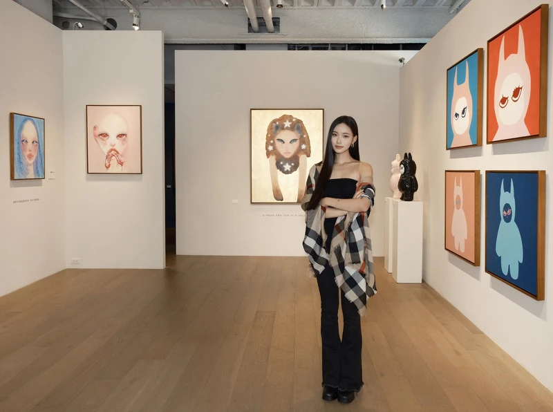 Lily許韶恩創作展《Prey of Prey》與作品合影 Lily許韶恩創作展《Prey of Prey》與作品合影