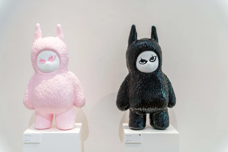 以極簡卻張力十足的角色造型描繪心理狀態,呈現出青春期情緒、個體不安與社群審美之間的錯位與張力。 以極簡卻張力十足的角色造型描繪心理狀態,呈現出青春期情緒、個體不安與社群審美之間的錯位與張力。