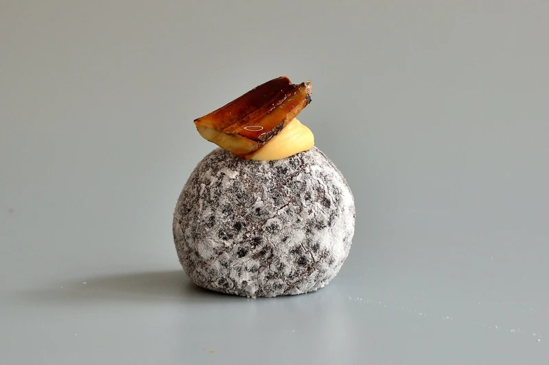 以手搖飲為靈感的「香蕉奶茶」。 以手搖飲為靈感的「香蕉奶茶」。