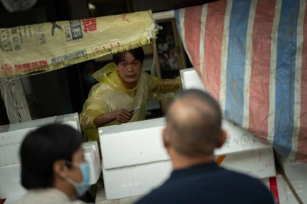 羅自強拿保麗龍箱阻隔在家門口，不是防疫是防「複製人」，手中拿水果刀為保護家人，完全認不出是里長和里長兒子送防疫關懷包