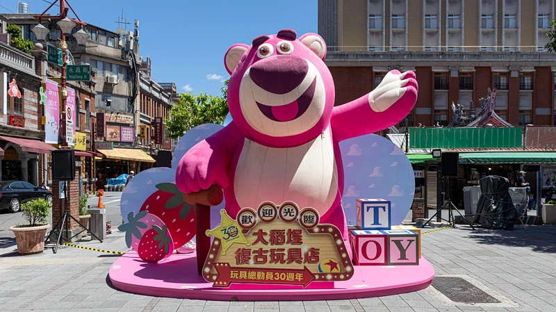 《玩具總動員》「大稻埕復古玩具店」打卡點:熱情招手熊抱哥 《玩具總動員》「大稻埕復古玩具店」打卡點:熱情招手熊抱哥