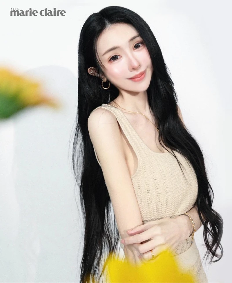 米色針織背心、米色針織半身裙,both by Club Monaco;米色高跟鞋,Charles&Keith。