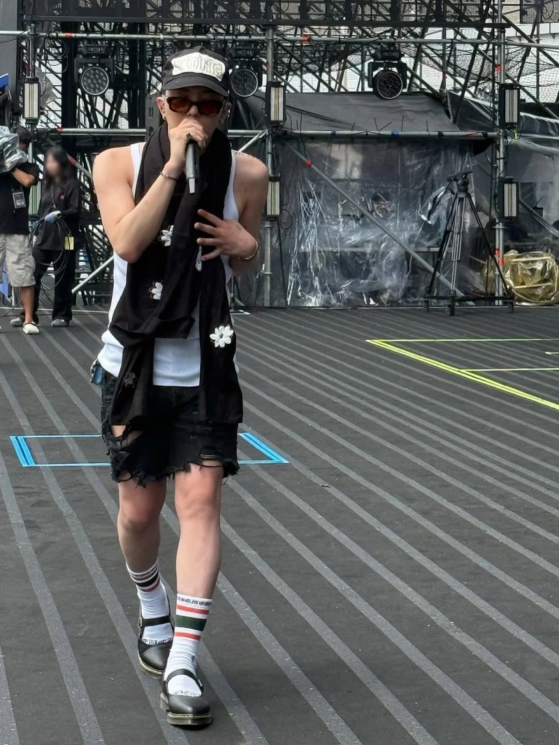 G-Dragon權志龍於PSY演唱會彩排,身穿白色背心與牛仔五分褲,搭配Dr.Martens瑪莉珍鞋 G-Dragon權志龍於PSY演唱會彩排,身穿白色背心與牛仔五分褲,搭配Dr.Martens瑪莉珍鞋