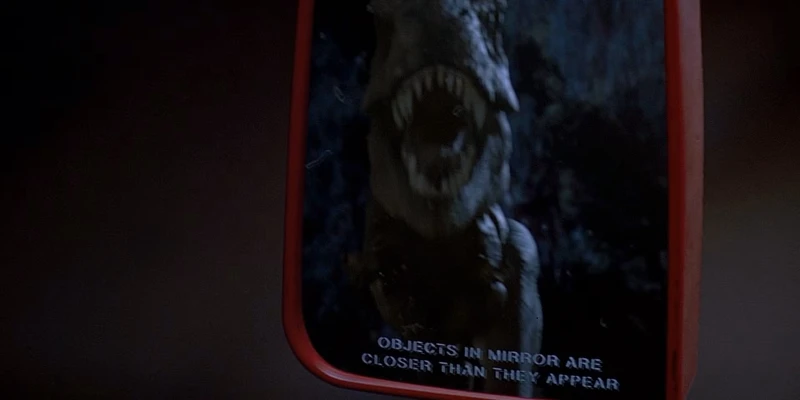 《侏羅紀世界：重生》致敬《侏羅紀公園》的後照鏡畫面，鏡中映有暴龍