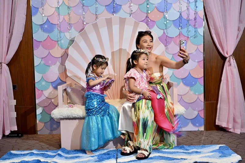 變身絕美小美人魚!「美人魚時尚沙龍」提供豐富人魚主題道具,讓孩子們換裝、拍照,實現公主夢,留下專屬夏日奇幻回憶。 變身絕美小美人魚!「美人魚時尚沙龍」提供豐富人魚主題道具,讓孩子們換裝、拍照,實現公主夢,留下專屬夏日奇幻回憶。