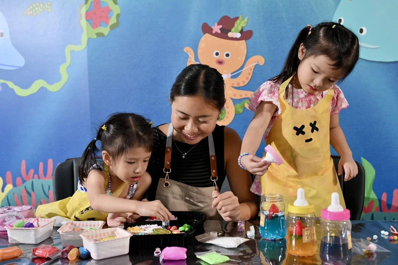 「史萊姆實驗工坊」是專為孩子打造的學習樂園,可親手調配、捏塑,體驗趣味手作樂趣。 「史萊姆實驗工坊」是專為孩子打造的學習樂園,可親手調配、捏塑,體驗趣味手作樂趣。