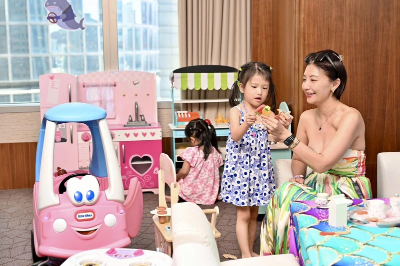 在「尼莫小廚房」這個滿足孩子角色扮演樂趣的廚藝空間,小小廚神能換上圍裙,使用迷你廚具親手體驗切蔬果、煮火鍋、烤麵包、炸薯條等烹飪過程。 在「尼莫小廚房」這個滿足孩子角色扮演樂趣的廚藝空間,小小廚神能換上圍裙,使用迷你廚具親手體驗切蔬果、煮火鍋、烤麵包、炸薯條等烹飪過程。