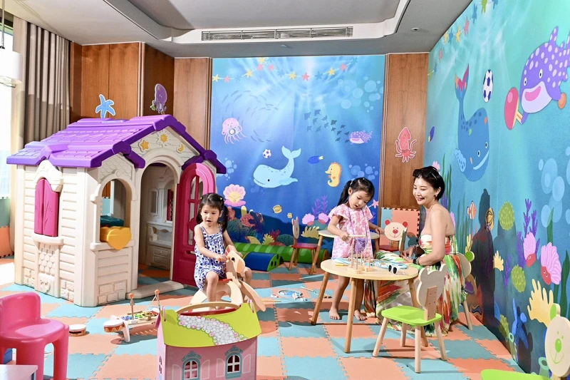 「海灘童樂園」專為小小孩打造,以沙灘為設計靈感,鋪設舒適地墊,營造安全又色彩豐富的探索環境。 「海灘童樂園」專為小小孩打造,以沙灘為設計靈感,鋪設舒適地墊,營造安全又色彩豐富的探索環境。