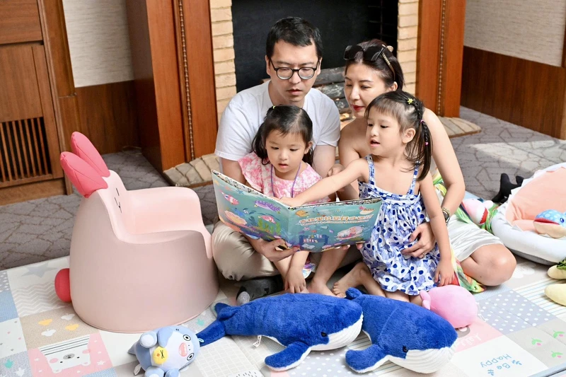 「海星故事船」是溫馨的閱讀空間,船艙內收藏超過百本豐富的中英文繪本和童書,讓親子暫時遠離3C產品。 「海星故事船」是溫馨的閱讀空間,船艙內收藏超過百本豐富的中英文繪本和童書,讓親子暫時遠離3C產品。