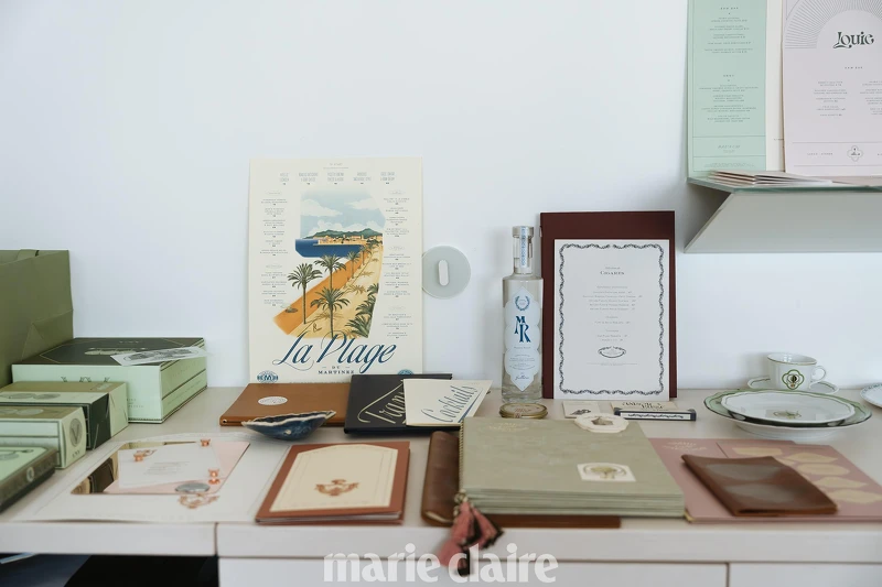 翻閱每一份邀請函、包裝盒、菜單或海報,彷彿跟著他們走了一趟設計之旅,在不同感官體驗中發掘品牌的浪漫故事。 翻閱每一份邀請函、包裝盒、菜單或海報,彷彿跟著他們走了一趟設計之旅,在不同感官體驗中發掘品牌的浪漫故事。