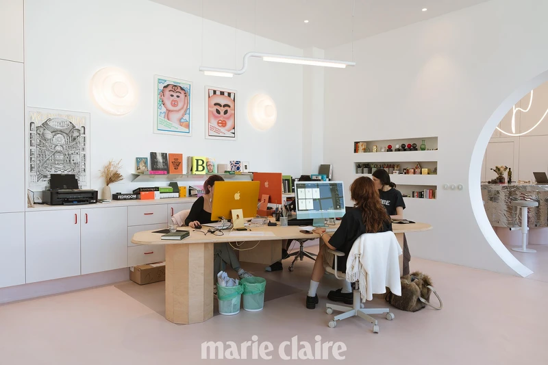 團隊們的辦公區像是圖書館,坐落在整個工作室中心,開放式設計方便討論、翻閱素材,顏色繽紛,氛圍俏皮可愛。 團隊們的辦公區像是圖書館,坐落在整個工作室中心,開放式設計方便討論、翻閱素材,顏色繽紛,氛圍俏皮可愛。