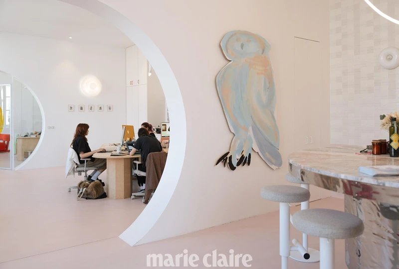 貓頭鷹藝術品是 Jérémy 摯友 Lou Ros 的作品,成為另一個視覺重點。 貓頭鷹藝術品是 Jérémy 摯友 Lou Ros 的作品,成為另一個視覺重點。