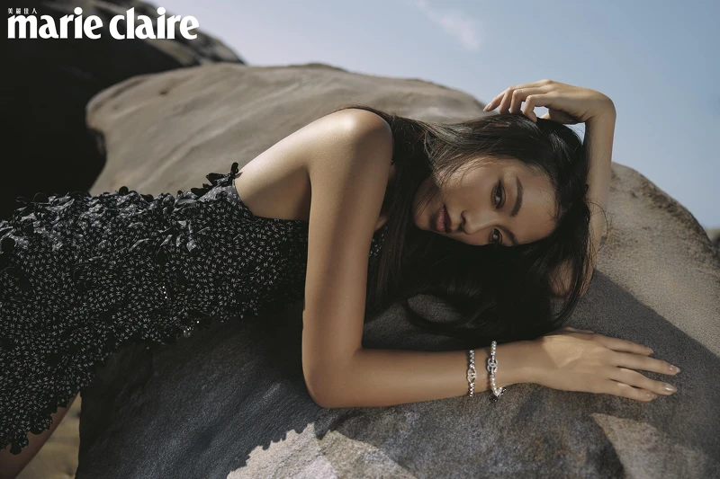 印花彈性針織上衣、印花彈性針織半身裙、珍珠手環、鑽飾手環、串珠腰鍊，all by CHANEL。