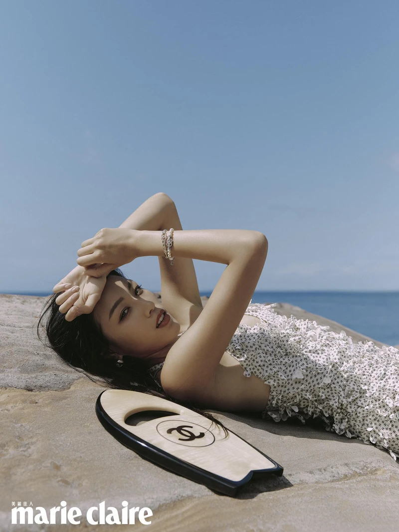 印花彈性針織上衣、項鍊、耳環、珍珠手環、鑽飾手環、珍珠腰鍊、衝浪手板，all by CHANEL。