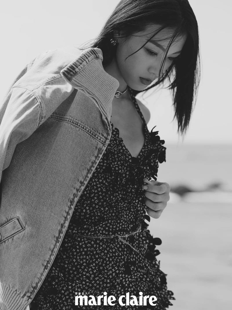 印花彈性針織上衣、牛仔外套、項鍊、耳環、珍珠手環、鑽飾手環、珍珠腰鍊，all by CHANEL。