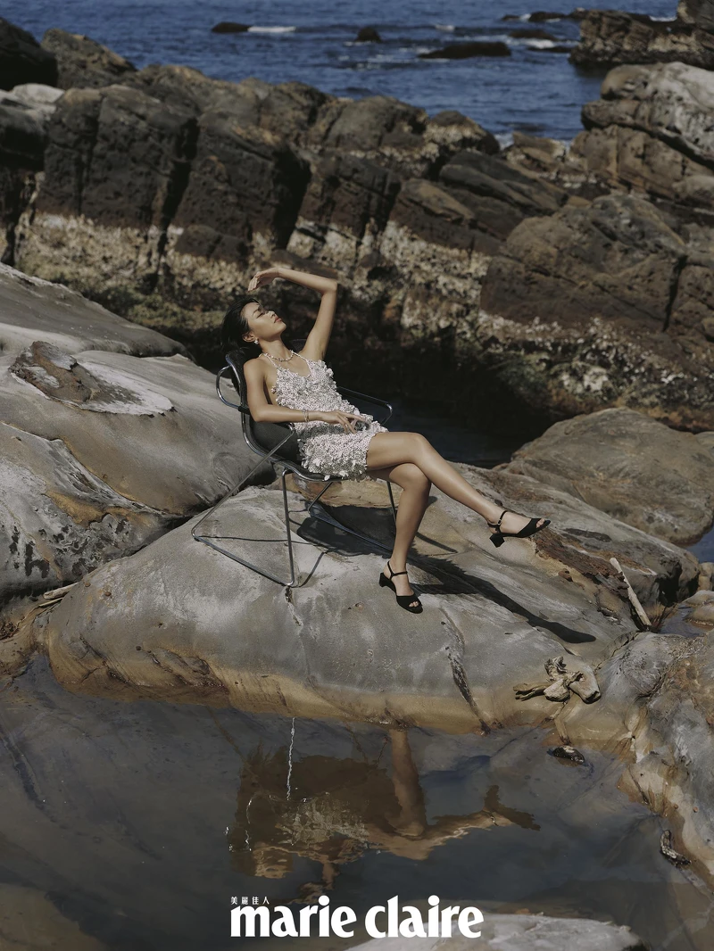 印花彈性針織上衣、印花彈性針織半身裙、項鍊、耳環、珍珠手環、鑽飾手環、串珠腰鍊、黑色麂皮涼鞋，all by CHANEL。