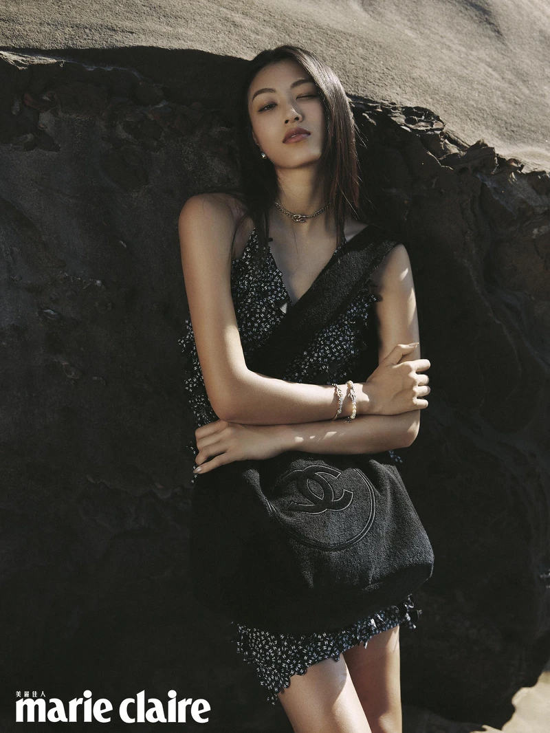 印花彈性針織上衣、印花彈性針織半身裙、項鍊、耳環、珍珠手環、鑽飾手環、串珠腰鍊、黑色肩包，all by CHANEL。