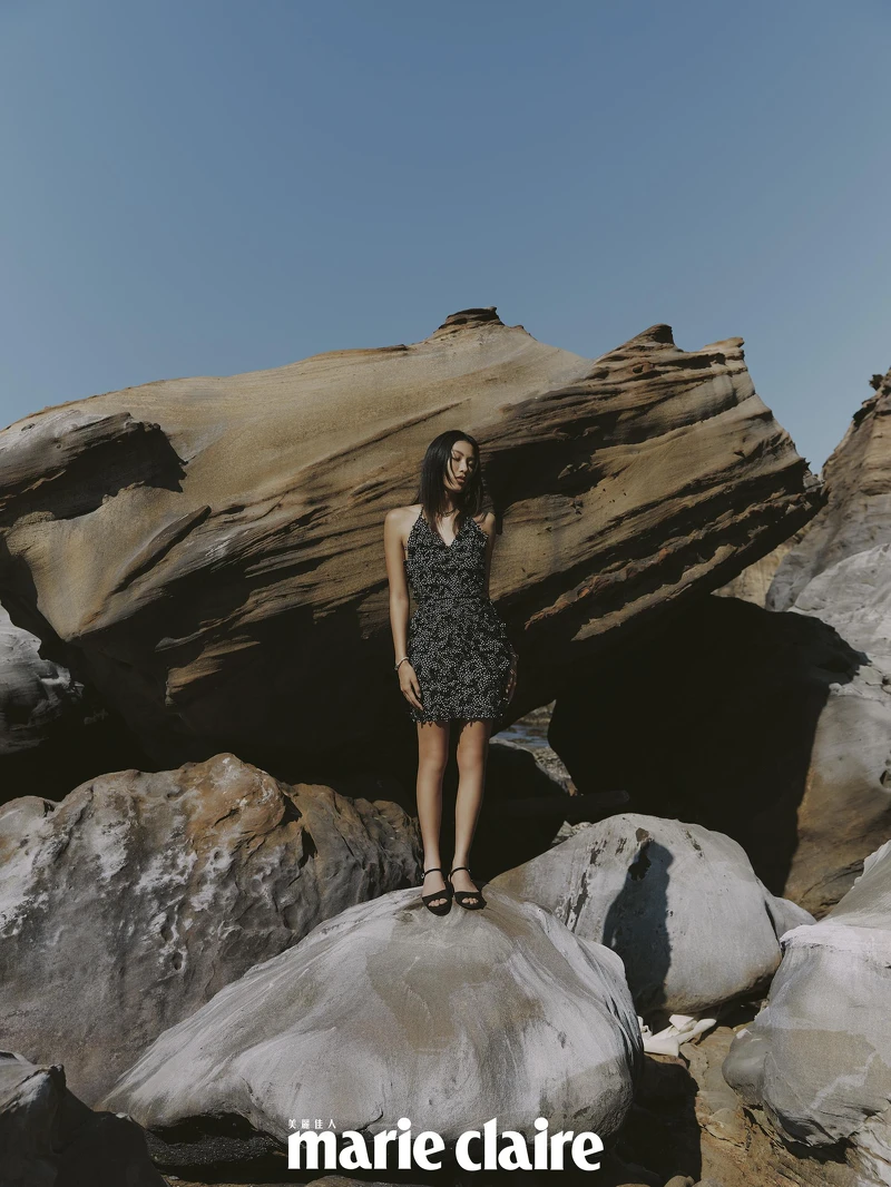 印花彈性針織上衣、印花彈性針織半身裙、項鍊、耳環、珍珠手環、鑽飾手環、串珠腰鍊、黑色麂皮涼鞋，all by CHANEL。