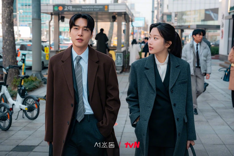 《瑞草洞》的故事聚焦在薪水律師的工作日常生活。 《瑞草洞》的故事聚焦在薪水律師的工作日常生活。