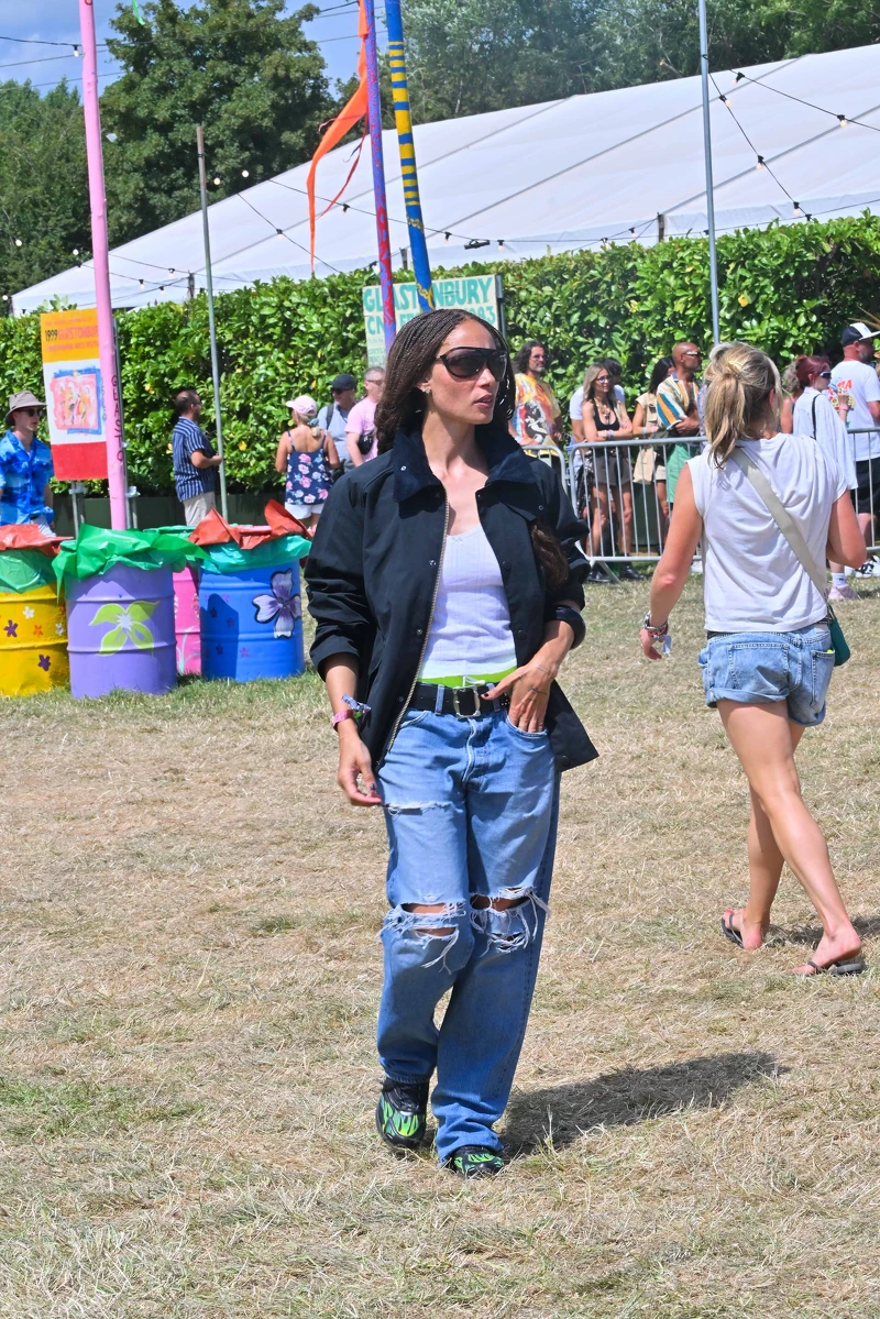 超模Adwoa Aboah於Glastonbury音樂節,身穿深藍色Barbour Oversized外套 超模Adwoa Aboah於Glastonbury音樂節,身穿深藍色Barbour Oversized外套