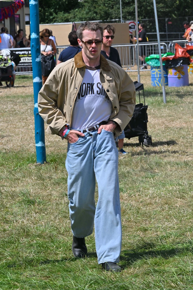 演員Joseph Quinn於Glastonbury音樂節,穿著Barbour外套 演員Joseph Quinn於Glastonbury音樂節,穿著Barbour外套